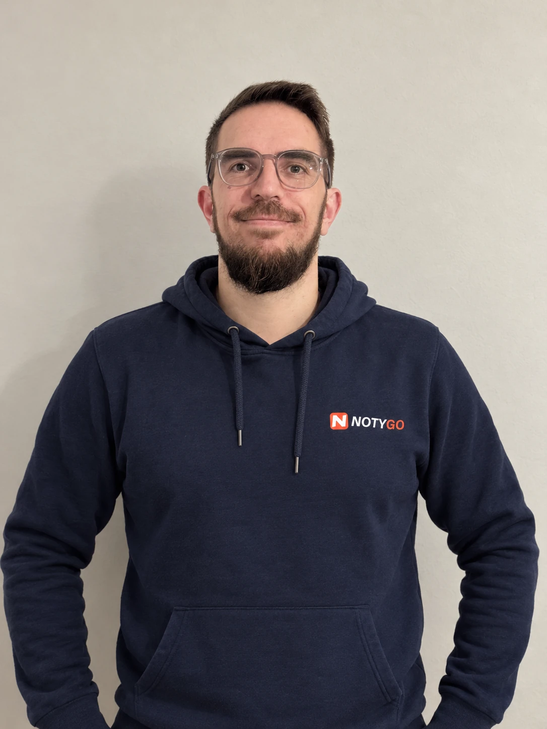 Maxime Petit, fondateur de Notygo, en sweat Notygo